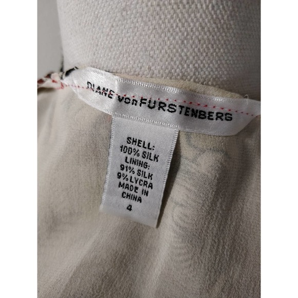 Diane Von Furstenberg Red Floral Print Silk Sleeveless V-Neck Button Top Size 4 - Picture 8 of 8